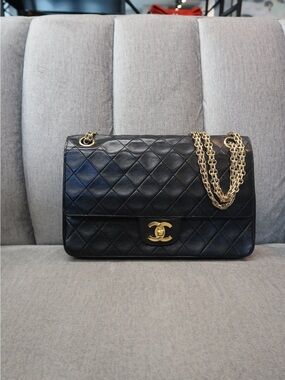 CHANEL Black Quilted Leather Shoulder Bag with Gold Chain
